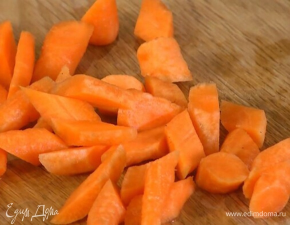 Морковь почистить и нарезать наискосок.