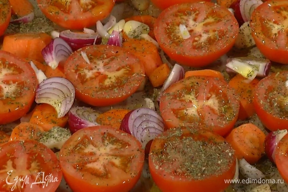 Все подготовленные овощи выложить на противень к помидорам, посыпать смесью трав, посолить, поперчить, полить 3 ст. ложками оливкового масла и запекать в разогретой духовке 20–25 минут до готовности.