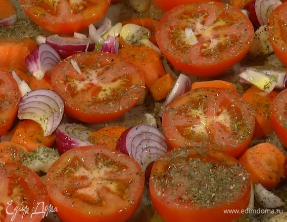Все подготовленные овощи выложить на противень к помидорам, посыпать смесью трав, посолить, поперчить, полить 3 ст. ложками оливкового масла и запекать в разогретой духовке 20–25 минут до готовности. 