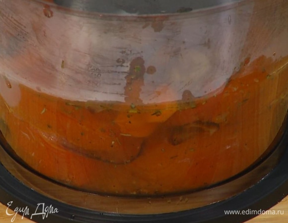 Запеченные овощи поместить в блендер и, вливая частями горячий бульон, все взбить.