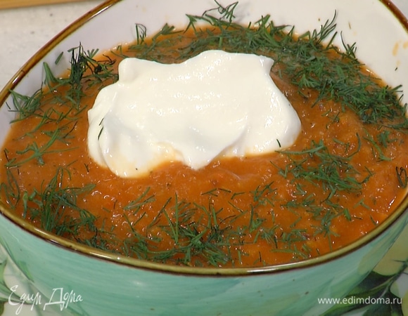Разлить в тарелки суп, добавить по ложке сметаны и посыпать измельченным укропом.
