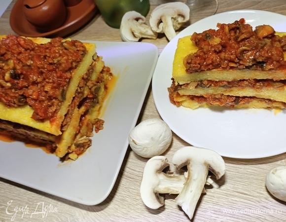 Готовую поленту немного охладить, аккуратно переложить на блюдо, сверху выложить остальное мясное рагу и подавать. Приятного аппетита!