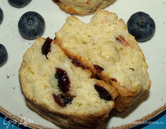 Сконы можно подать с маслом, джемом или взбитыми сливками. Можно подать с творожным солоноватым сыром и подкопченной семгой или форелью.