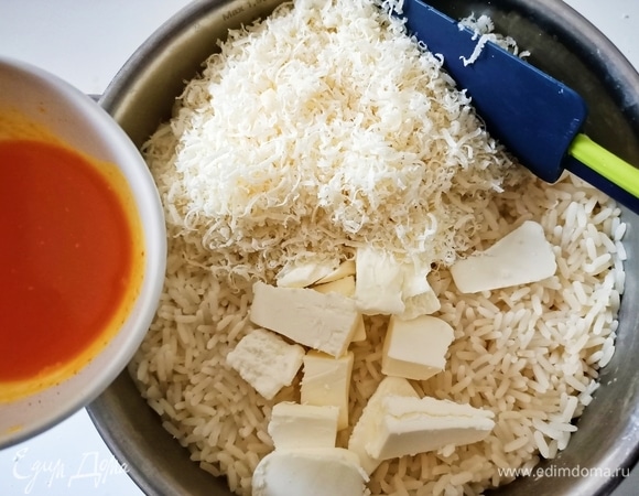 Варить рис в кипящей воде с солью в течение 15 минут. Шафран растворить в небольшом количестве горячей воды и добавить в уже приготовленный рис, туда же добавить тертый сыр и сливочное масло.