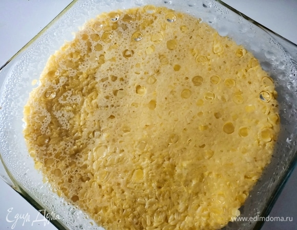 Рис хорошо перемешать, накрыть пищевой пленкой и дать ему остыть.