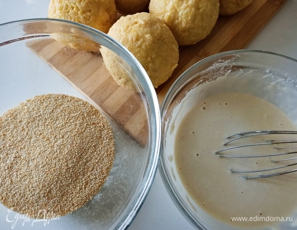 Готовим кляр. В одну пиалу насыпать панировочные сухари, в другой смешать муку с водой и щепоткой соли.