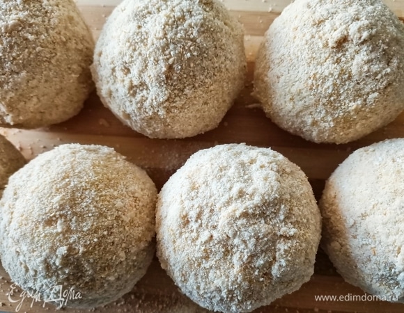 Рисовые шарики по очереди аккуратно опускать сначала в тесто, затем обваливать в панировочных сухарях.