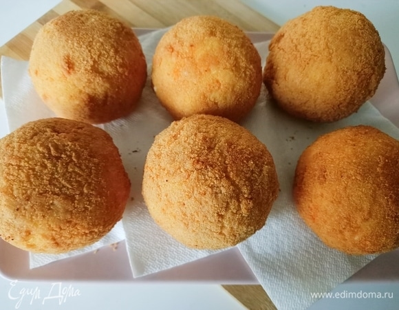 Нагреть подсолнечное масло и обжарить аранчини до золотистого цвета, затем выложить на бумажное полотенце для удаления лишнего жира. Кушать аранчини лучше теплыми, ведь только так можно насладиться хрустящей корочкой снаружи и вкусной начинкой внутри. Приятного аппетита!