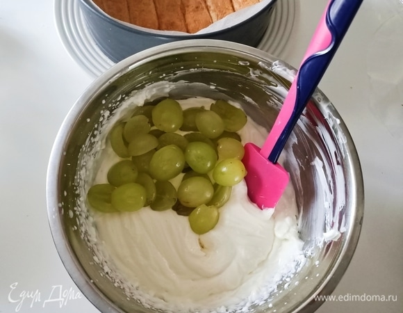 Желатин замочить в холодной воде на 10 минут. Затем разогреть 50 мл молока и растворить в нем желатин. Соединить рикотту, сыр и сахарную пудру. Взбить миксером, затем ввести молоко с желатином и виноград, аккуратно перемешать.