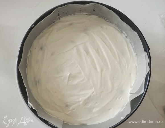 Выложить крем сверху печенья и поставить форму в холодильник на 30–40 минут.