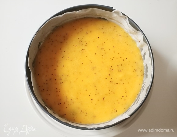 Желатин замочить в холодной воде на 10 минут. В сотейник с толстым дном налить воду, добавить сахар. В зависимости от спелости киви сахара может понадобиться чуть больше или чуть меньше. Дать закипеть. Добавить мелко нарезанное киви. Варить 5–7 минут. Снять с огня, пробить блендером. Добавить желатин и пару капель пищевого красителя, (у меня желтое киви и желтый краситель). Желе остудить. Достать форму из холодильника и сверху крема вылить желе. Вернуть в холодильник на 5–6 часов.