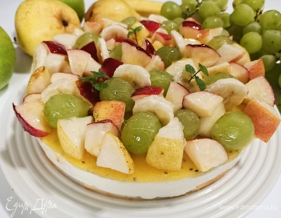 Достать форму из холодильника, аккуратно снять кольцо, удалить пергаментную бумагу. Нарезать фрукты и украсить чизкейк перед подачей, выложив фрукты по всей поверхности торта. Приятного аппетита!