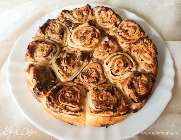 Форму отправить в предварительно разогретую до 180°C духовку на 40–45 минут. Готовый пирог остудить, посыпать сахарной пудрой и подавать. Приятного аппетита!