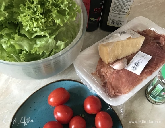 Салатные листья вымыть и дать воде хорошо стечь.