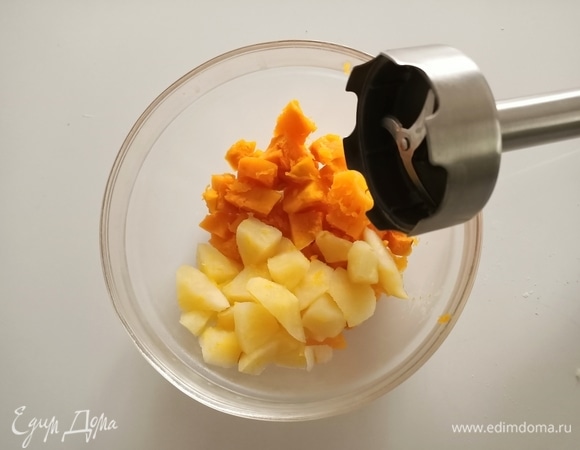 В рецепте указан вес уже очищенной тыквы и яблок. Тыкву и яблоко нарезать на небольшие кусочки и поставить в микроволновую печь, тыкву — на 6–7 минут, яблоки — на 4 минуты. Охладить.