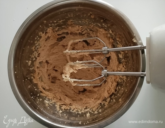 Миксером взбить масло комнатной температуры с сахаром, яйцом, ванилином, щепоткой соли и корицей.