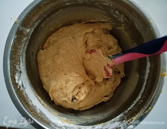 Постепенно ввести муку и разрыхлитель.