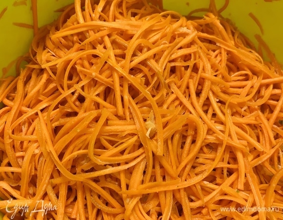 Специи можете корректировать под себя. Морковь использовалась крупная. Натертую соломкой морковь посолить, залить уксусом, посыпать сахаром (можно и без него) и дать постоять 3–4 часа в эмалированной посуде. Затем слить сок, образовавшийся от моркови.