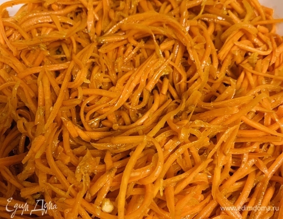 Прокалить растительное масло (будьте осторожны с горячим маслом) и сразу же равномерно залить им морковь. Перемешать.