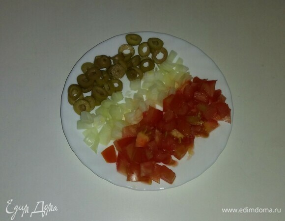 Оливки режем кружочками. Репчатый лук и помидор режем кубиками.