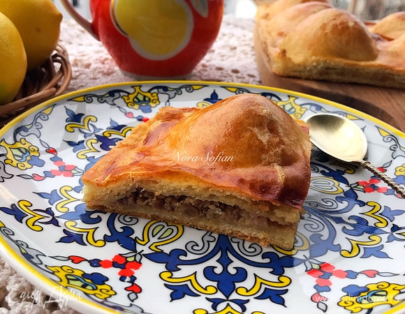 Наш вкусный пирог готов. Тонкое и нежное тесто, орехи, яблоки, корица — это очень вкусно!