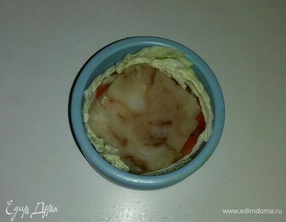 Затем на слой овощей положить рыбное филе.