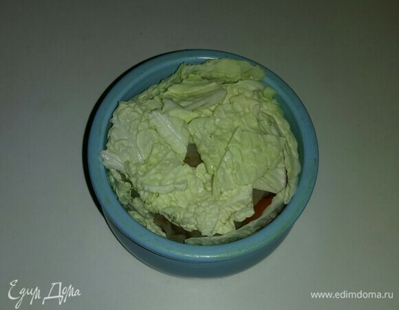 После этого на рыбу выкладываем оставшуюся пекинскую капусту, нарезанную квадратами.