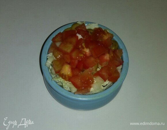 Затем на слой пекинской капусты нужно положить оставшиеся овощи.