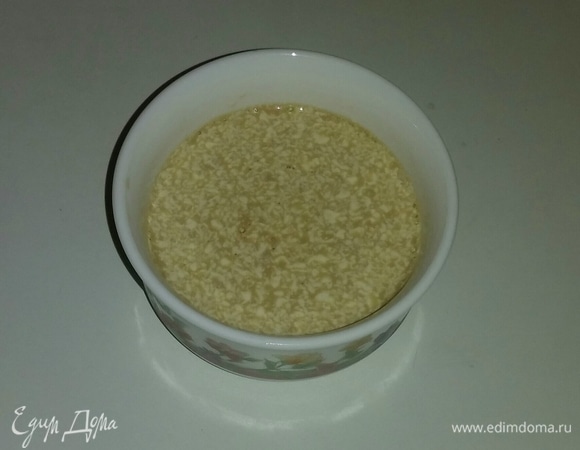 Готовим соус. В глубокой емкости смешиваем вместе молоко, соевый соус и майонез. Перемешиваем все до однородного состояния.