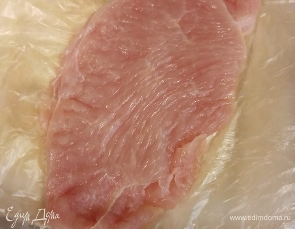 Каждый кусок отбиваем кухонным молотком.