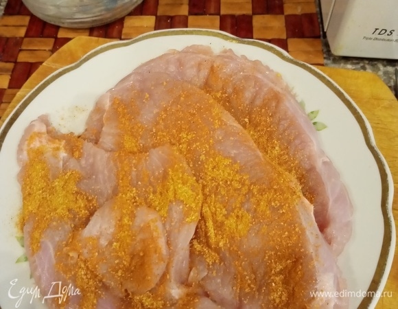 Затем посыпаем приправой (я использовала приправу для курицы) и перемешиваем руками, чтобы на каждый кусок приправа легла равномерно. Дать постоять, пока готовим массу для корочки.