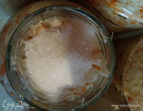 Разложить по банками поплотнее. Засыпать в каждую банку соль и сахар. Количество дано на трехлитровую банку. Соль нужна крупная поваренная, сахар можно положить ложку с горкой.