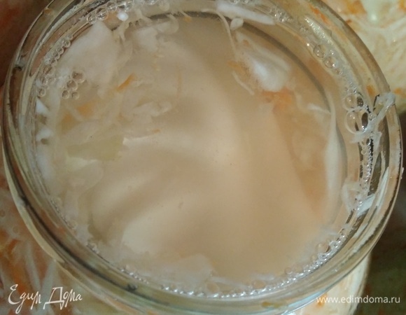 Залить холодной водой до самого края банки. Сверху положить плотные кусочки капусты. Прижать руками. Закрыть капроновой крышкой. Убрать на балкон или при комнатной температуре, но где не жарко, на 1–2 суток. Лишняя жидкость будет вытекать, начнется процесс брожения. Открыть, проткнуть капусту деревянной палочкой, снова накрыть крышкой.