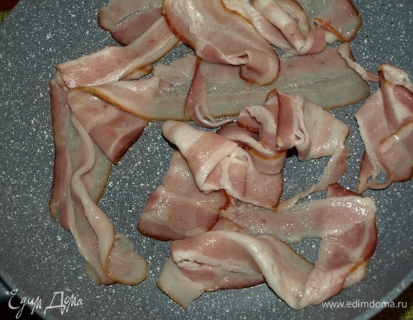 Подготовить все продукты. Листья салата промыть, дать стечь воде. Грушу нарезать пластинками и сбрызнуть лимонным соком. Соединить в миске ингредиенты для заправки. Петрушку порубить. Бекон нарезать на тонкие ломтики или взять уже готовый нарезанный бекон. Бекон обжариваем на сковороде пару минут.