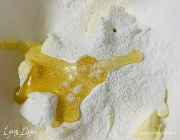 Все продукты должны быть комнатной температуры. К размягченному сливочному маслу добавляем мед, сахарную пудру, соль и ванилин. Перемешиваем до однородности.