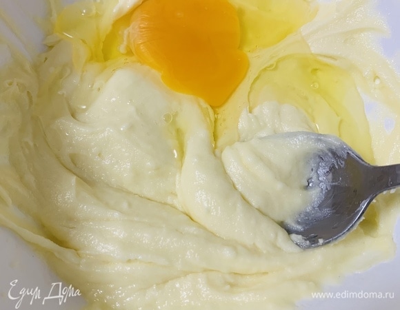 Добавляем яйцо и молоко. Также перемешиваем до однородности.