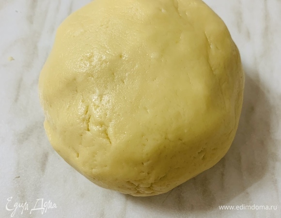 Подсыпаем просеянную муку и вымешиваем мягкое, не липнущее к рукам, пластичное тесто.