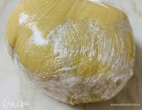 Готовое тесто оборачиваем пищевой пленкой и оставляем минут на 20 при комнатной температуре.