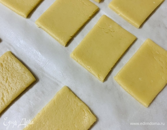 Раскатываем тесто толщиной около 4–5 мм и нарезаем на ровные прямоугольники. Если будете делать печенье с узорами, тогда отправьте нарезанное и выложенное на противень печенье в морозильную камеру на 15 минут. Так узоры не «поплывут» во время выпекания.