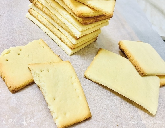 Выпекаем печенье в разогретой до 220°C духовке на режиме без конвекции минут 5–7. Ориентируйтесь по своей духовке, печенье не должно подрумяниться. Цвет печенья должен быть светло-кремового цвета.