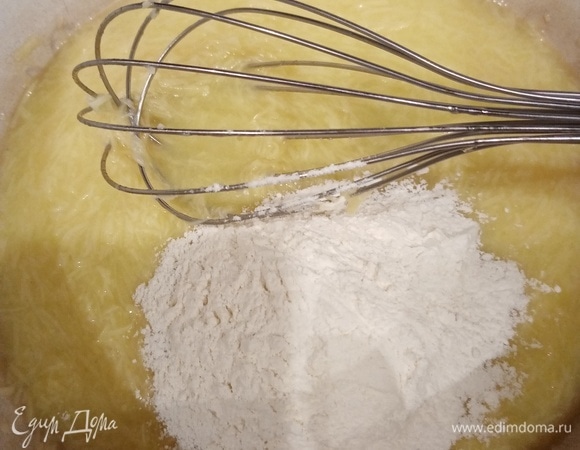 В полученную массу добавляем муку и хорошенько перемешиваем.