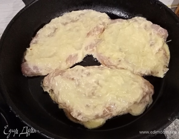 На разогретую сковороду с подсолнечным маслом выкладываем все куски и на среднем огне обжариваем до золотистой корочки 10–15 минут.