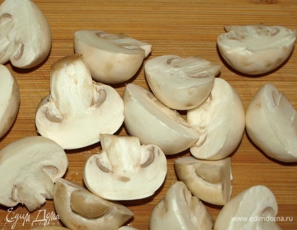 Шампиньоны очистить, разрезать на две или четыре части, зависит от размера шампиньонов.