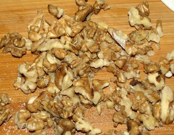 Грецкие орехи порубить.