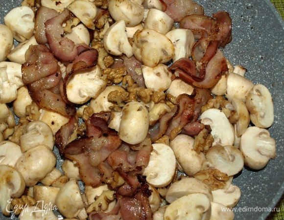 Добавляем шампиньоны и грибы к бекону. Обжариваем 6–7 минут.