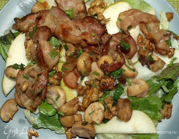 Сверху выкладываем бекон с шампиньонами. Поливаем заправкой.