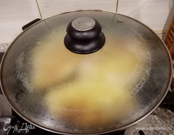 Затем закрываем крышкой и тушим на маленьком огне еще 20 минут до готовности.