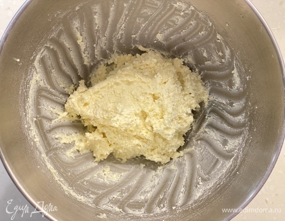 Все ингредиенты поместить в чашу миксера и замесить мягкое тесто (при желании творог можно протереть через сито).