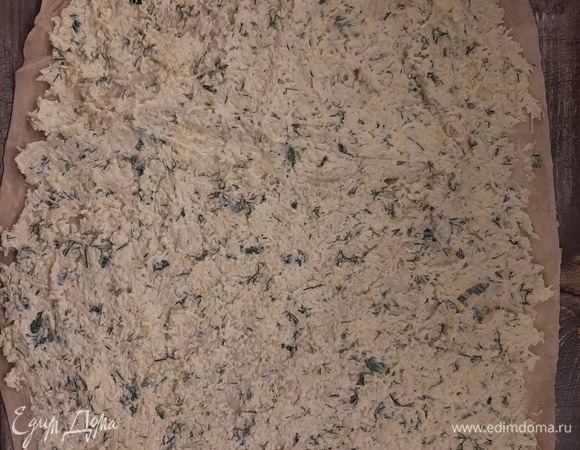 Яйца отварить и натереть на мелкой терке, сыр также натереть и добавить к яйцам, грецкие орехи, чеснок и зелень измельчить, добавить к сыру и яйцам, заправить майонезом и распределить по всей площади лаваша.