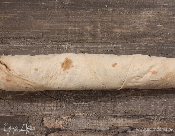 Лаваш скрутить в достаточно тугой рулет, можно оставить полежать полчаса (это не обязательно).